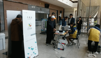 악극 공연 관람자 대상 사전투표체험 실시