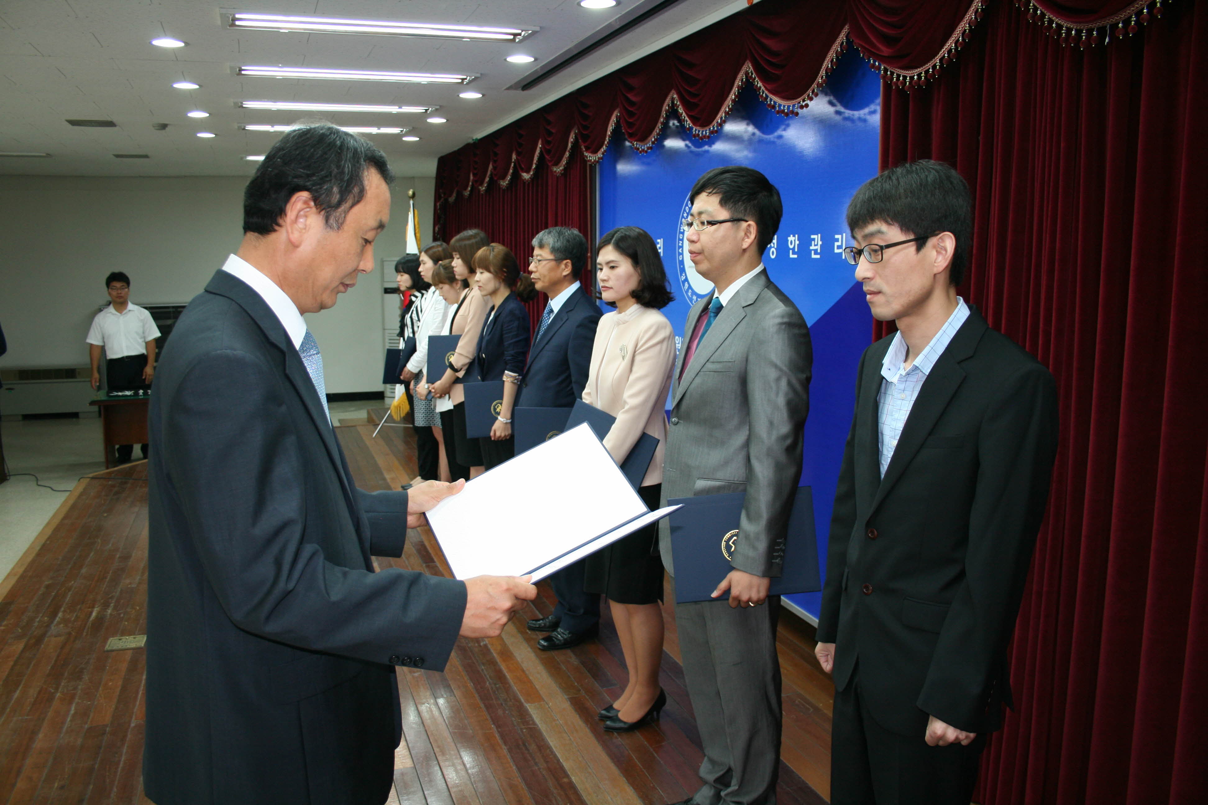 윤병태사무처장이 임용장을 수여하고 있는 모습