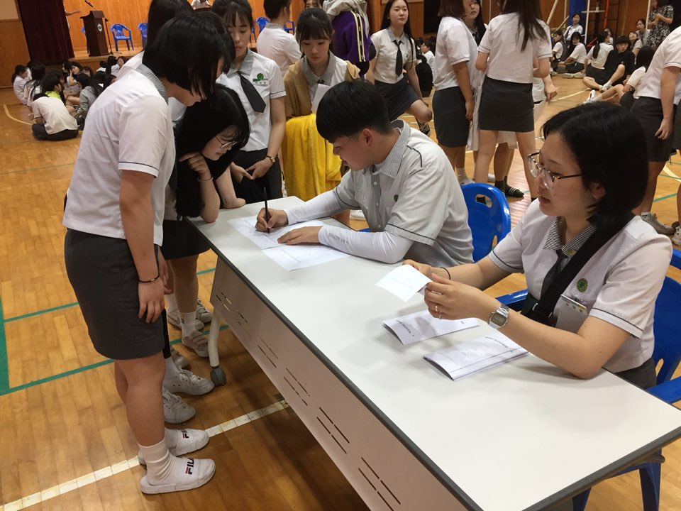 명부대조, 투표용지 교부